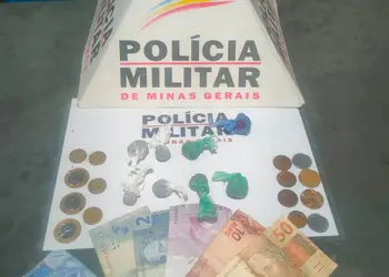 POLÍCIA MILITAR REALIZA A PRISÃO DE DOIS ENTREGADORES POR TRÁFICO DE DROGAS EM CAPITÓLIO